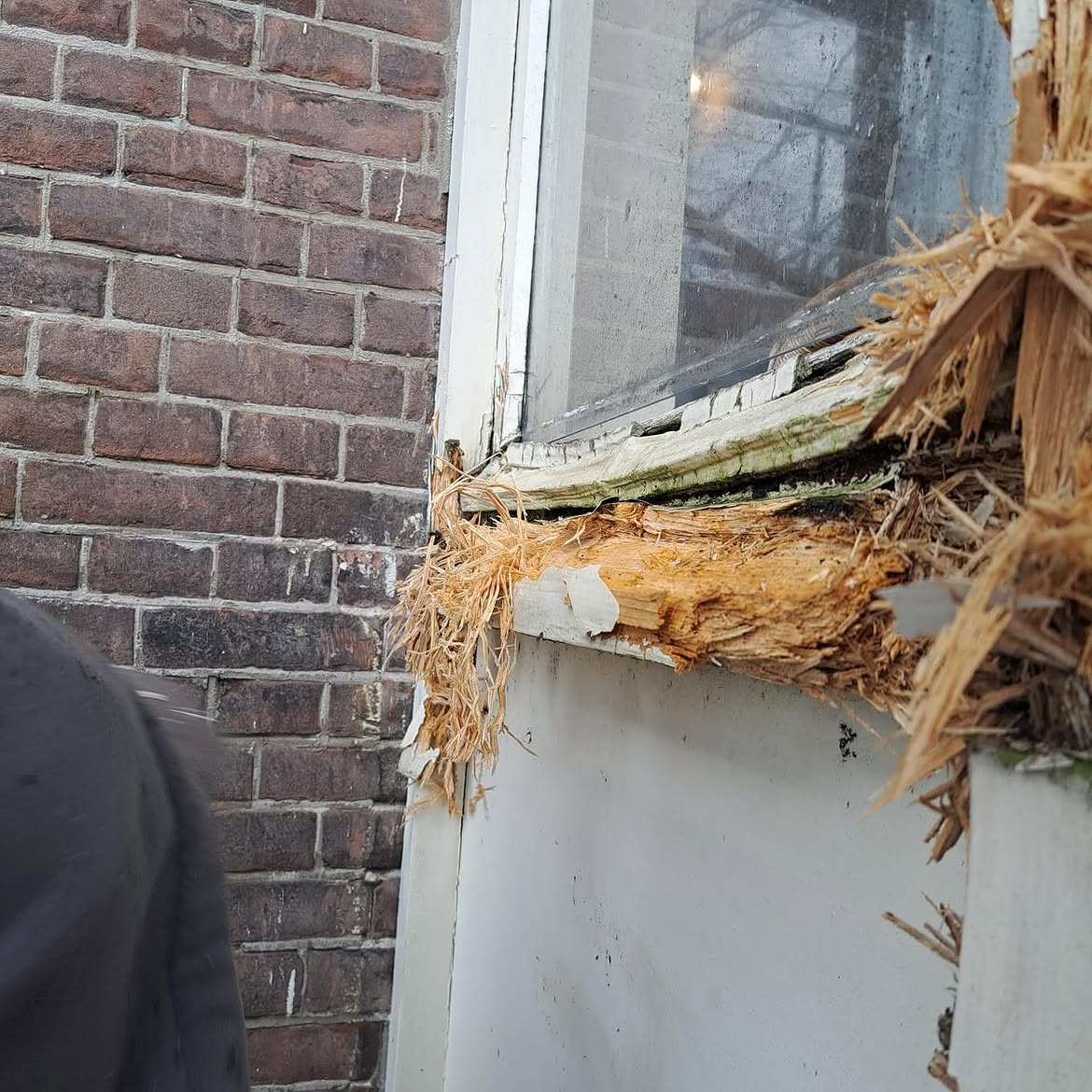 Beschadigd houtwerk met houtrot